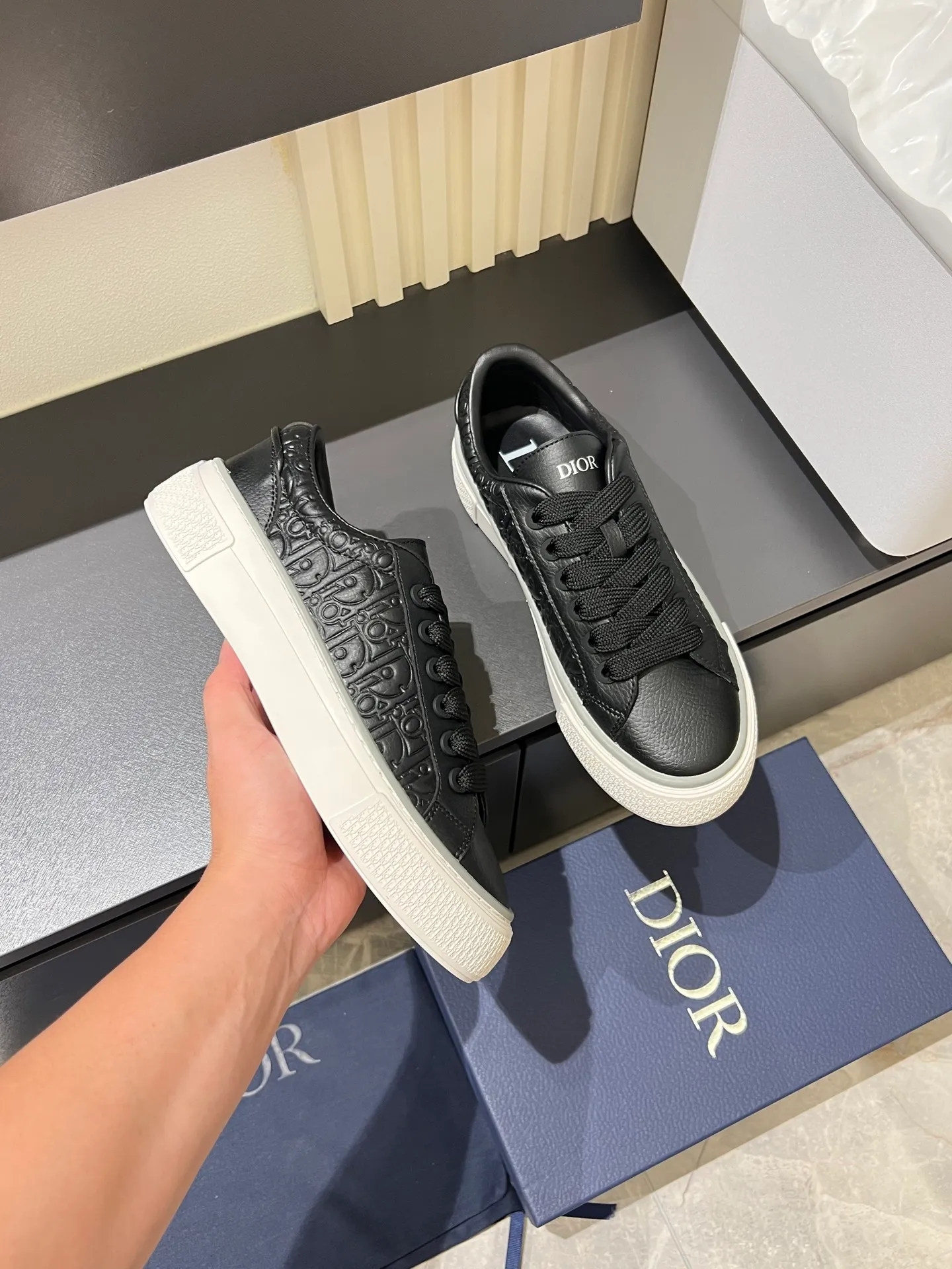 p440 DIOR* Dior B33 sneakers, brown and cream-white jacquard fabric with brown high mercerized suede upper, new for fall 2025, reinterpretation of classic tennis shoes, with a stylish silhouette that highlights a thick feel. Crafted from brown and cream-white jacquard with Oblique print and suede panels, it features a distinctive padded tongue embossed with the Dior signature, wide blue mohair laces and brass eyelets with a matte brown finish. The cream-white Dior Oblique patterned rubber sole, enhanced by the contrasting Dior 30 Avenue Montaigne signature on the rear, adds a stylish edge to casual looks. Men's model 38-44 (45 is custom-made and cannot be returned or exchanged)